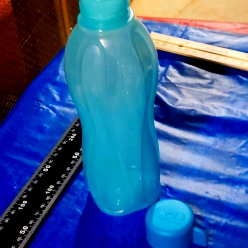 **BRAND NEW** TUPPERWARES XTREMAQUA FREEZABLE BOTTLE MEDIUM 880ML